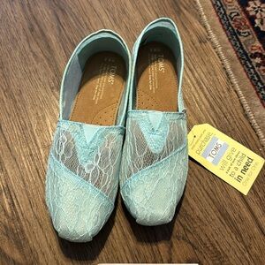 Tom’s size 8.5 mint ( light blue) nwt feels like a 7.